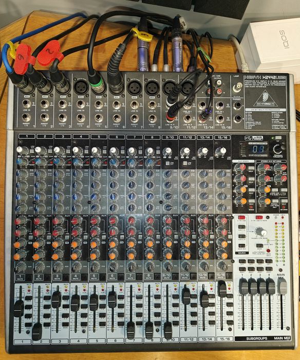 Mesa Behringer Xenyx X2442USB + Focusrite Scarlett 2i4 (com caixas)