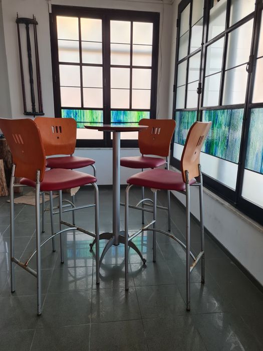 Mesa alta com bancos altos