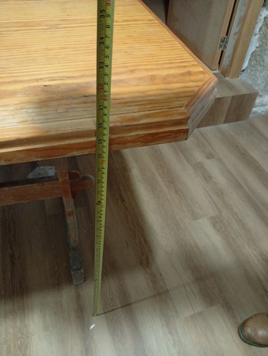 Mesa em pinho a precisar de arranjo