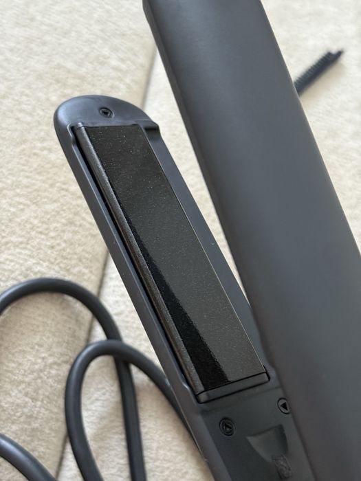 Вирівнювач для волосся Rowenta x Karl Lagerfeld K/Pro Stylist Straightener з дисплеєм, чорний