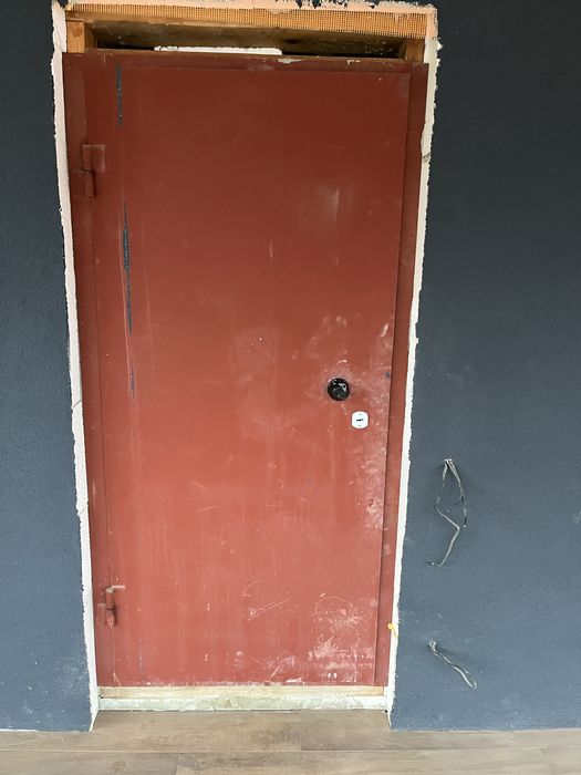 Металеві двері 2 м на 1 м.