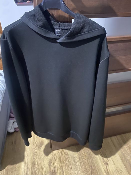 Bluza czarna z kapturem z tylu nadruk