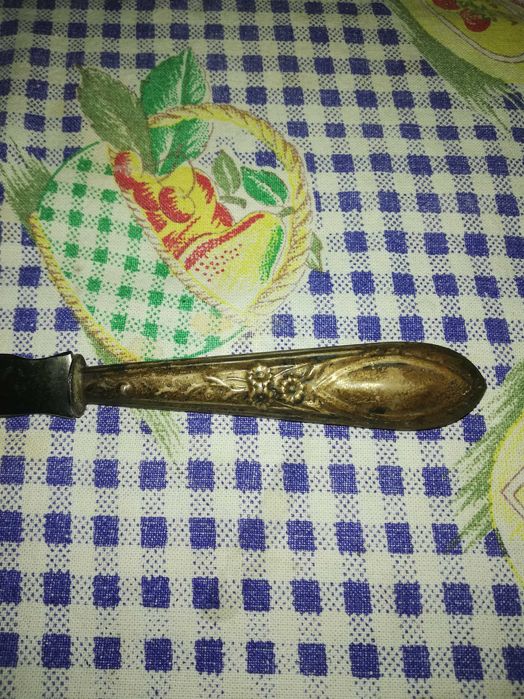 Faca antiga com cabo decorado