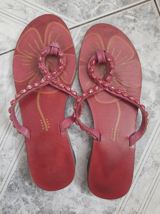 Czerwone skórzane klapki damskie na szersza stopę 37