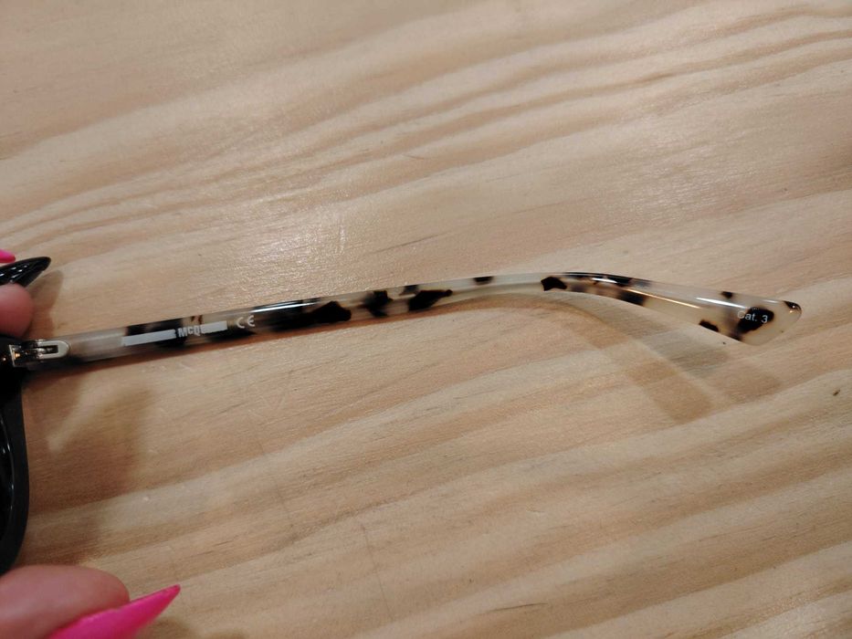 óculos de sol Alexander McQueen únicos irreverentes