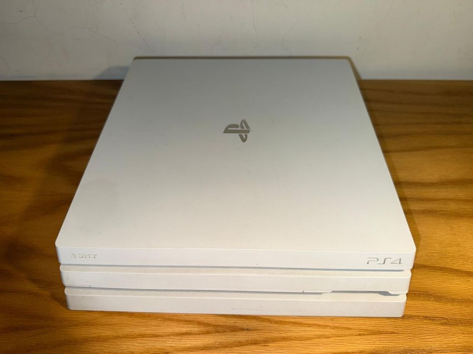 PS4 pro 1tb com dois comandos