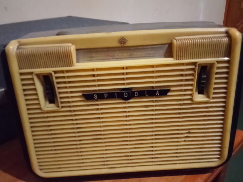 Радио проигрыватель пятидесятых шестидесятых годов рабочий