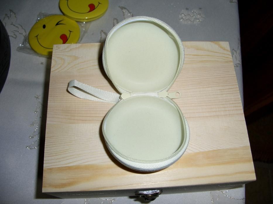 Lata de arrumação e mealheiros CocaCola, espelho e porta moedas