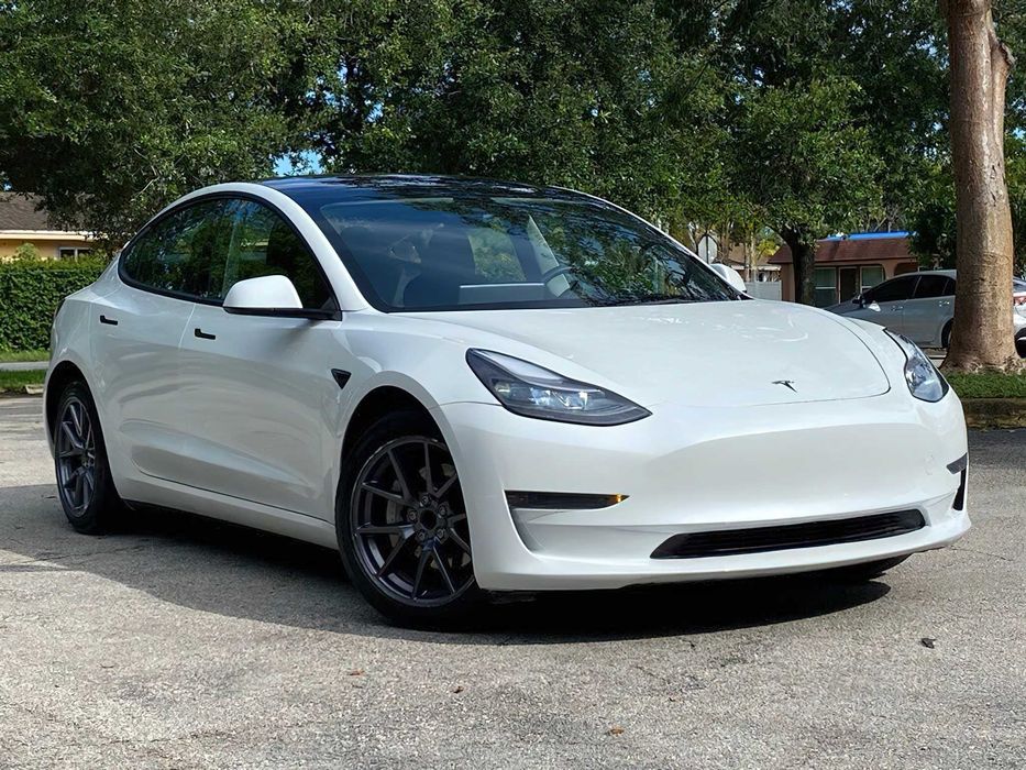 Tesla Model 3      2024