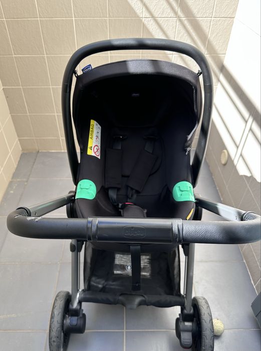 Duo Chicco carrinho de passeio, ovo e sistema de ISOFIX