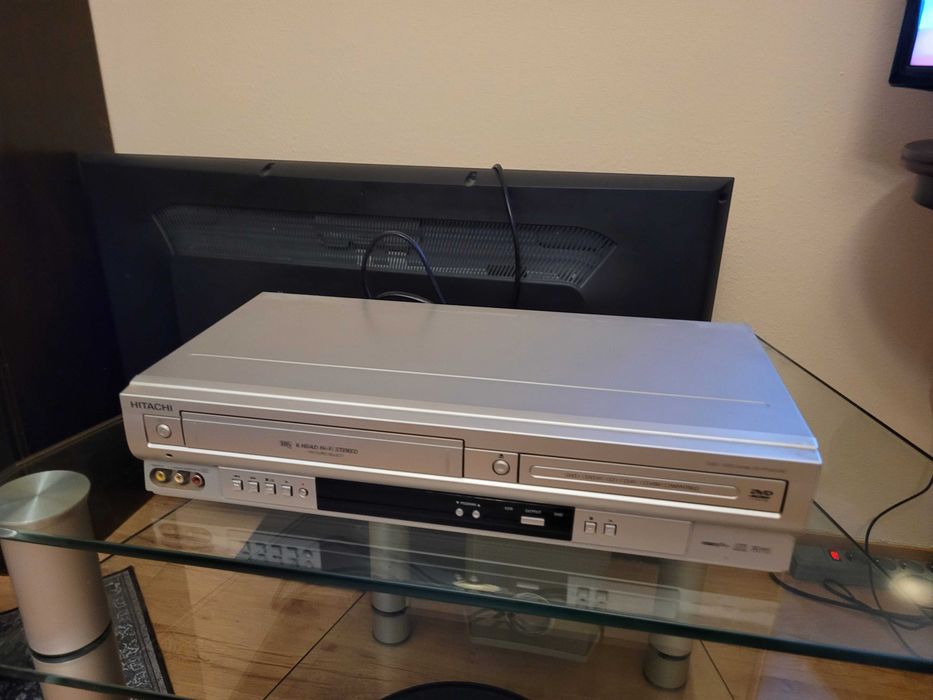 Odtwarzacz DVD z magnetowidem VHS firmy Hitachi.