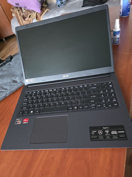 Laptop Acer Inspire 3  z win 11.