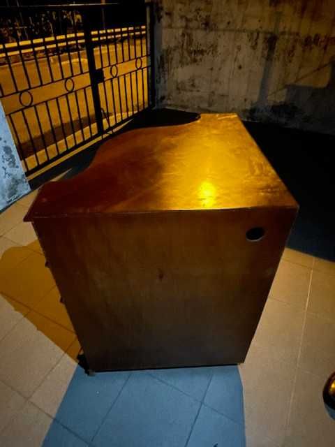 Móvel de canto em madeira, usado