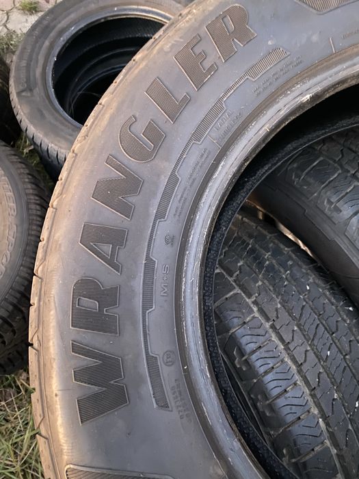 Шини 255/65 R18 майже нові