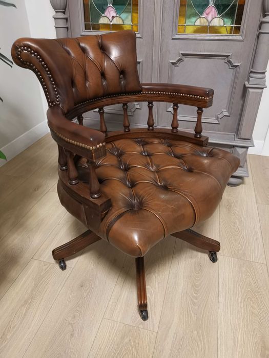 Gabinetowy FOTEL chesterfield kapitański 835/2025
