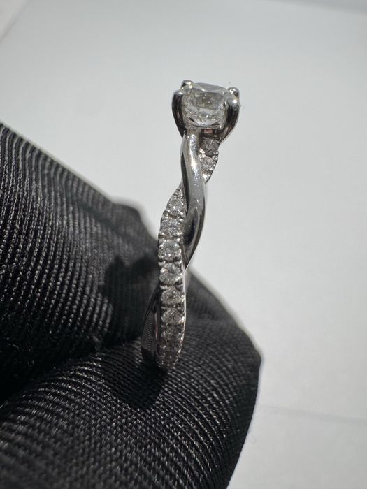 Золотое кольцо с бриллиантами 0,55ct