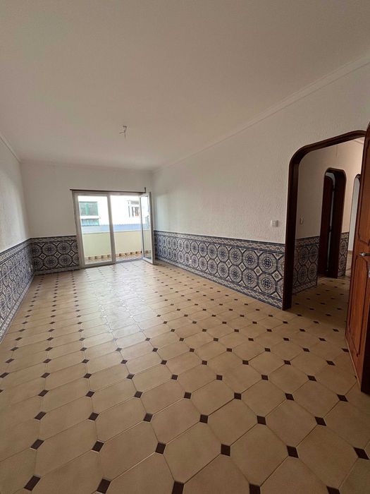 Apartamento T2 espaçoso com varanda em Santo António, Costa da Caparica
