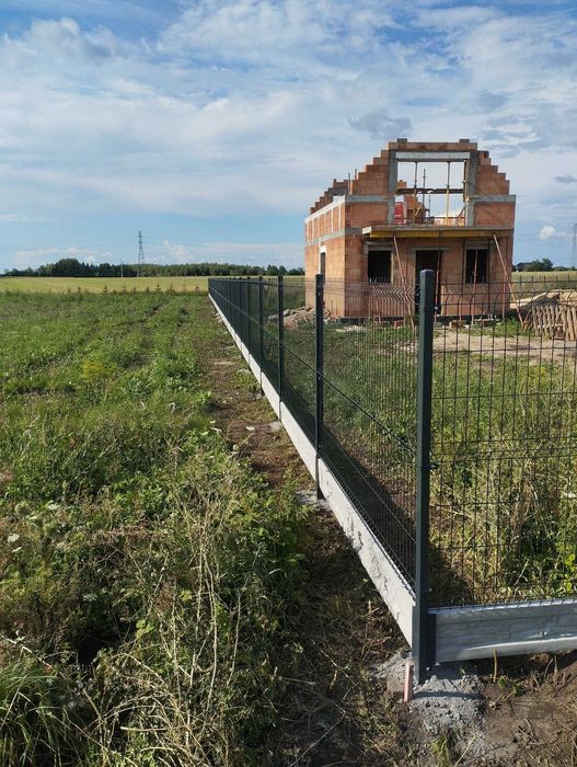 Montaż płot panelowy gabionowy betonowy siatka leśna