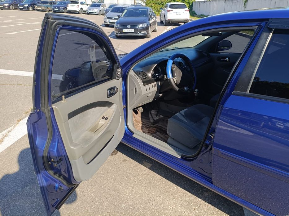 Продам гарний автомобіль Шевроле лачеті