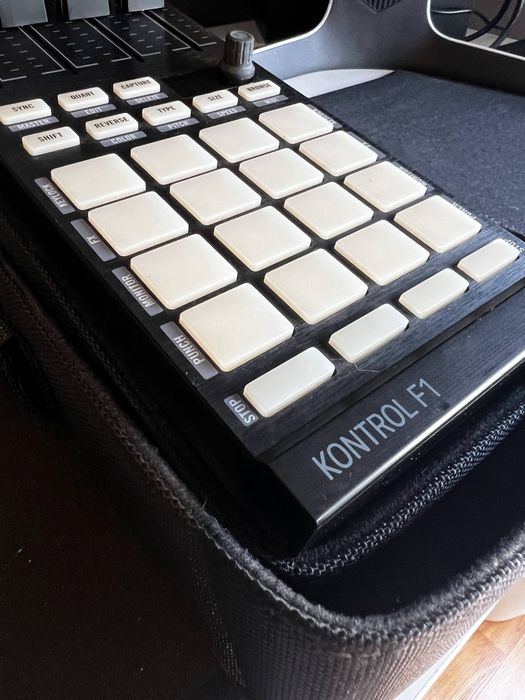 Traktor Kontrol F1 + Bolsa NI