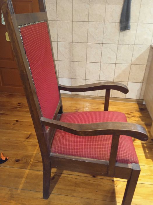 Stare dębowe tapicerowane meble z sądu