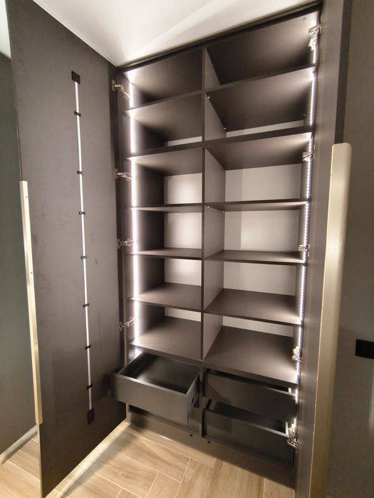 Przestronna garderoba zestaw mebli nowych