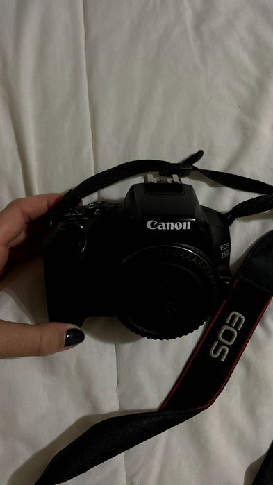 Canon EOS 250D com bolsa e acessórios. Muito bom estado.