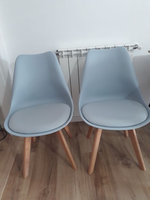 Cadeiras estilo tower cinza e madeira