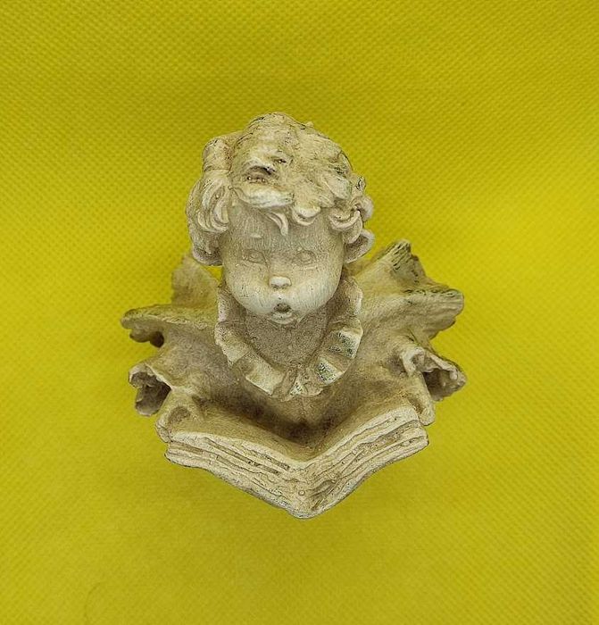 Artigo decorativo menino cantar criança livro contemplação