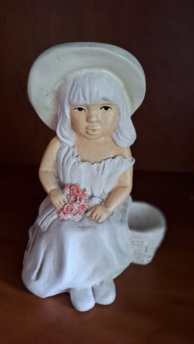 Figurka dziewczyna z koszykiem w kapeluszu