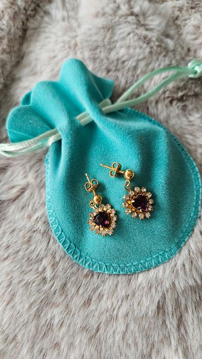 Lindos brincos de ouro, com cristais brancos e vinho