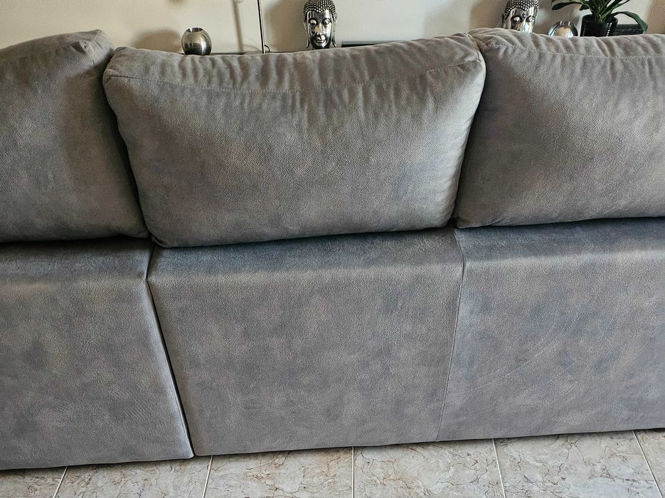 Sofá grande com chaise longue cinza claro