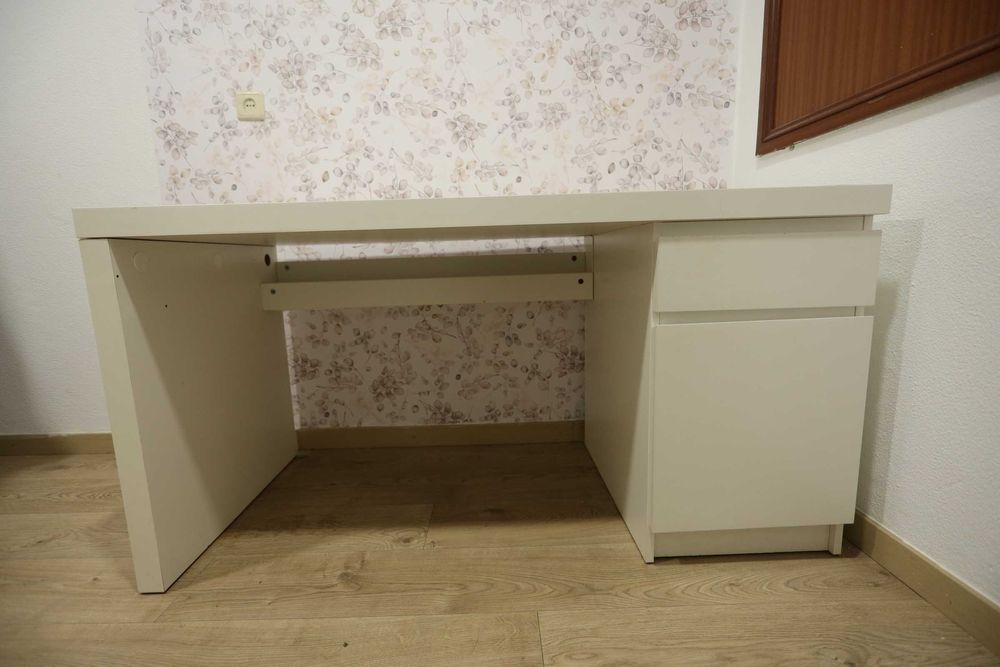 Secretária Malm usada para Home Office