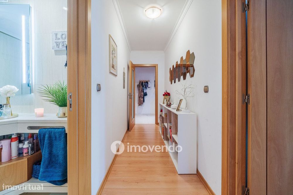 Apartamento T2 moderno, com garagem e varanda enorme, na Malvarosa