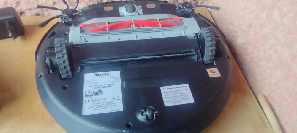 Робот пилосос Miele Scout RX2 з пультом на запчастини або відновлення