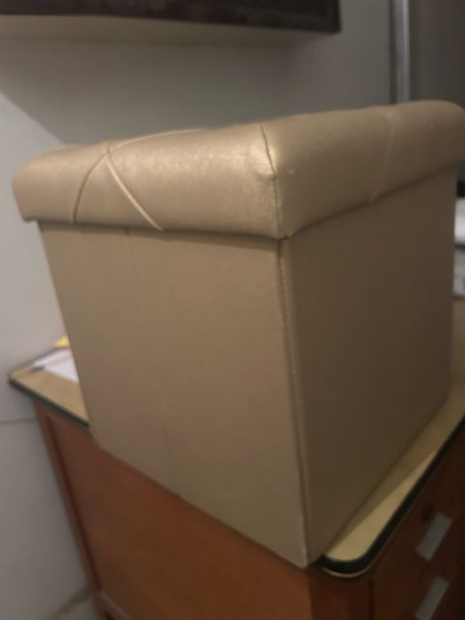 Banqueta dourada com arrumação