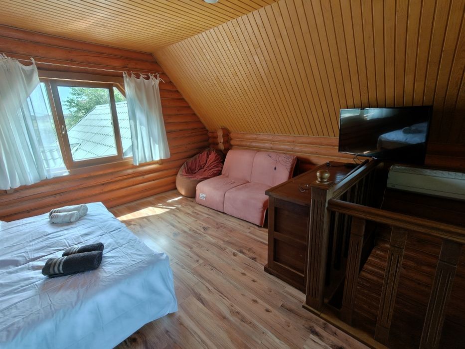 Затишний зруб біля моря