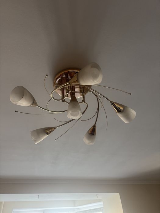 Продам люстри і бра