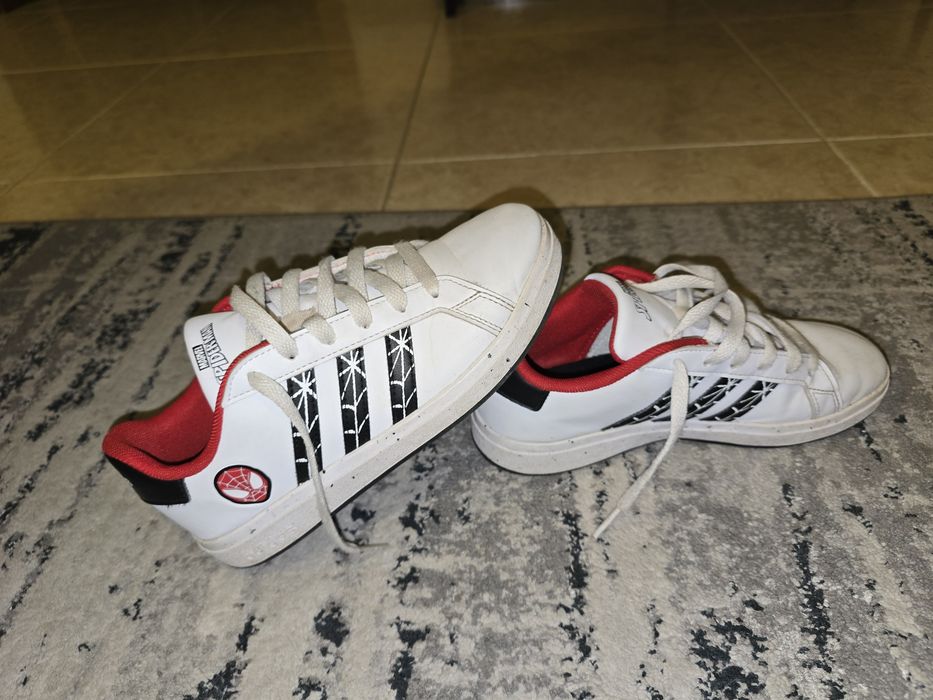 Tenis Adidas edição Spidwr Man