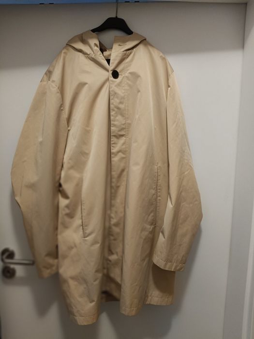 Długi beżowy płaszcz