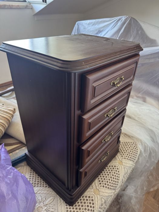 Cama de casal com mesa de cabeceira