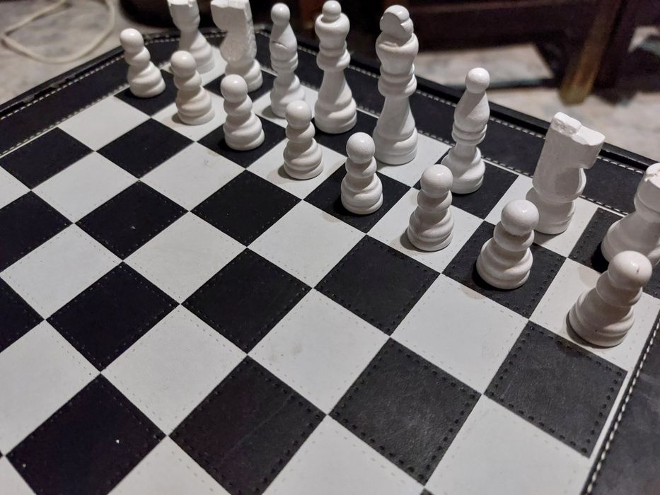 Conjunto de 6 jogos em estojo de veludo 

- Damas
- Xadrez 
- Dom