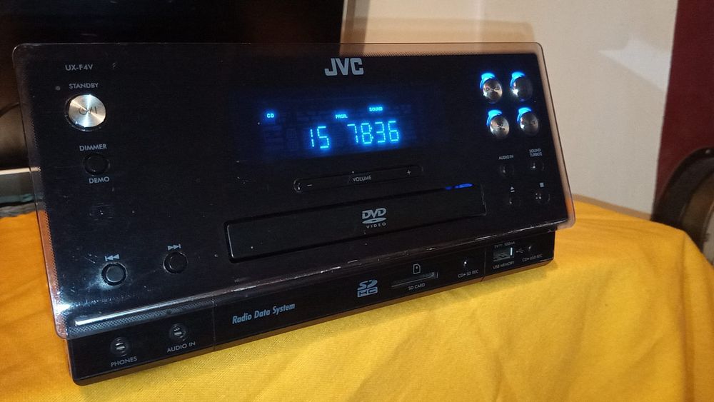 Amplificador com leitor de CDs e DVD's e pen