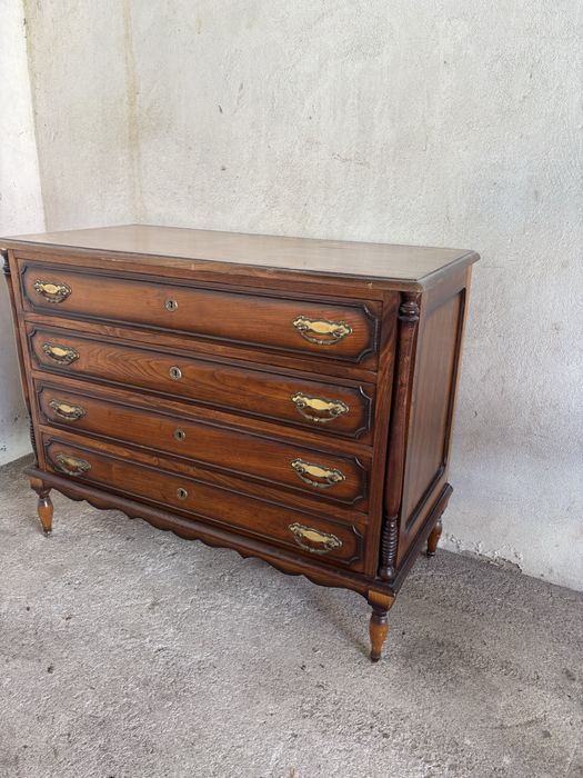 Comoda antiga em bom estado