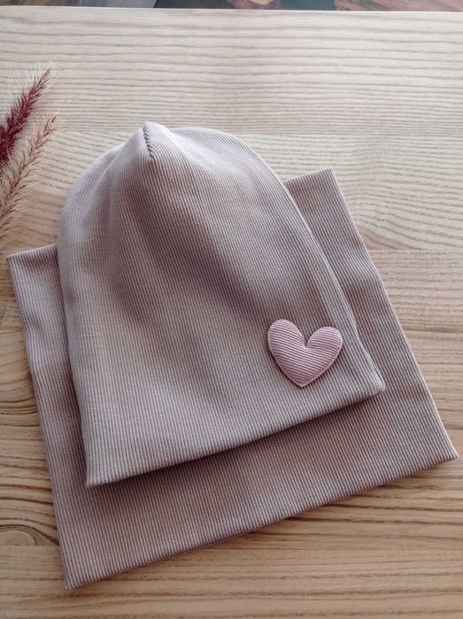 Czapka smerfetka z serduszkiem i komin, beż