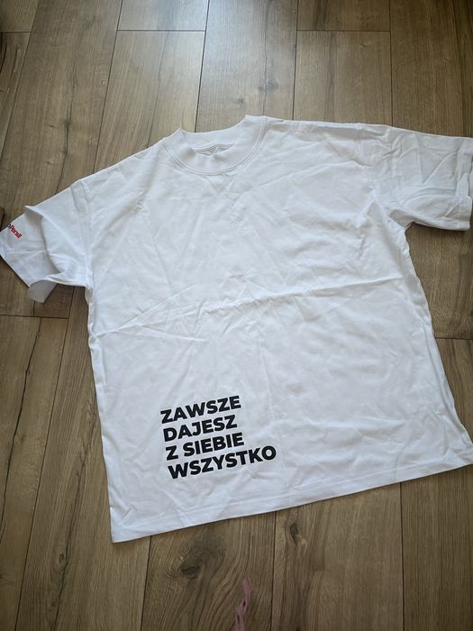 Nowy biały t-shirt uniwersalny