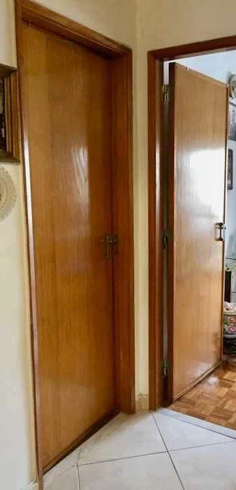 Linda porta interior de madeira