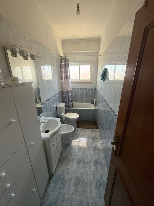 Quarto solteiro para senhoras, 3 min metro Amadora Este