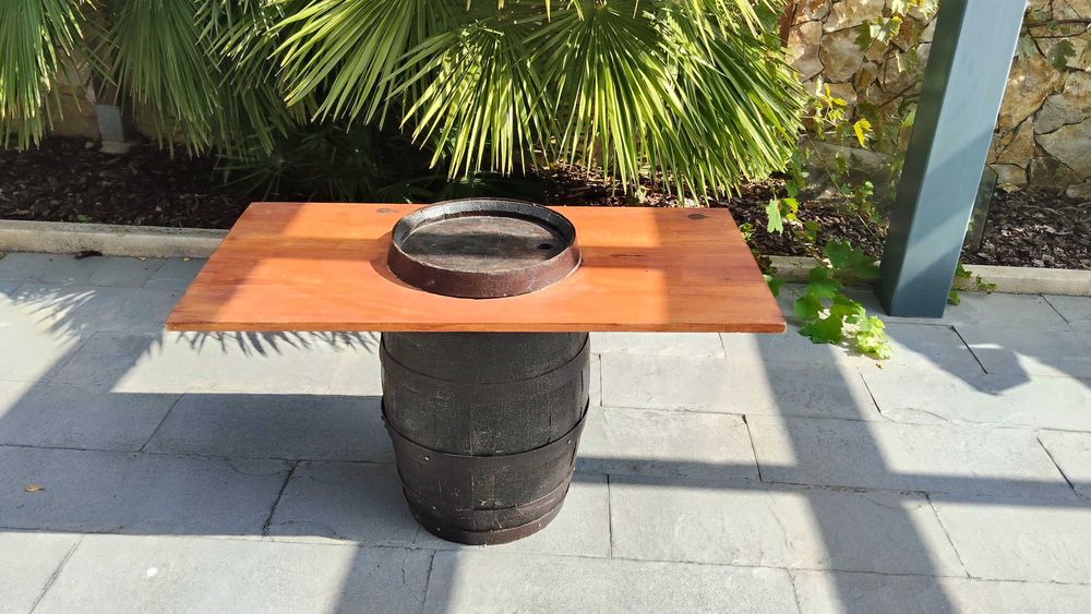 Mesa Rústica com Barril de Madeira