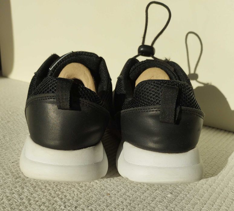 Buty_RESERVED_roz.39_lekkie sneakersy_biała podeszwa_bez wiązania